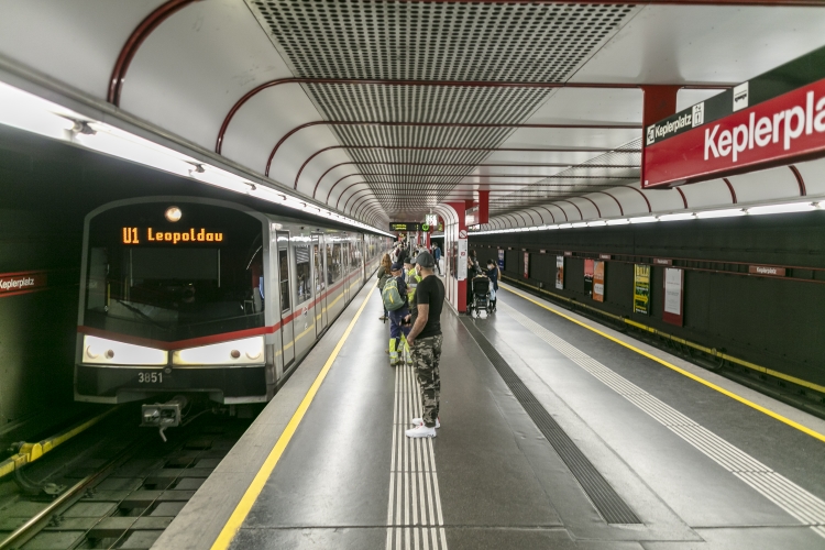 V-Zug in der U1-Station Keplerplatz