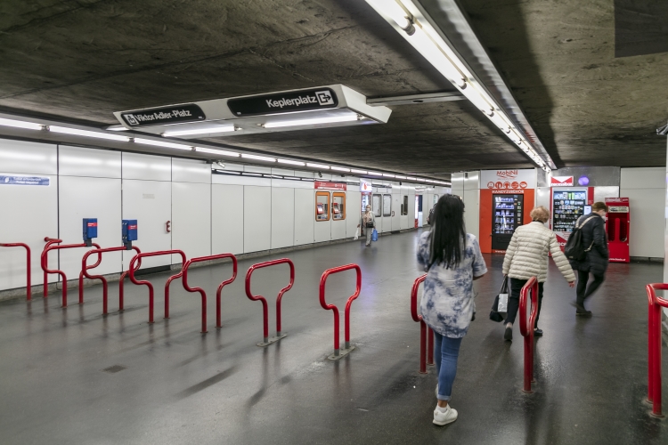 Entwertersperren in der U1-Station Keplerplatz