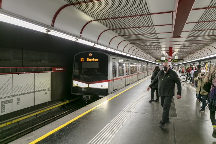 V-Zug in der U1-Station Keplerplatz