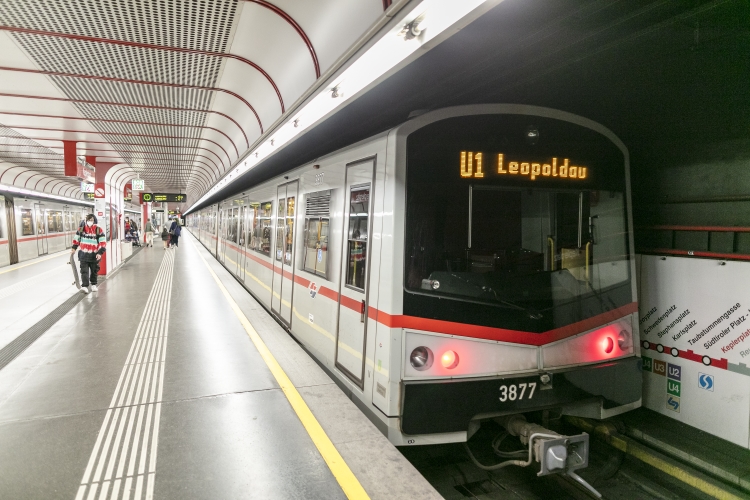V-Zug in der U1-Station Keplerplatz