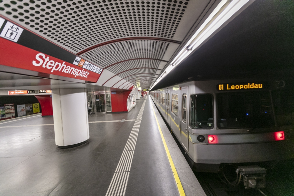 Silberpfeil in der U1-Station Stephansplatz