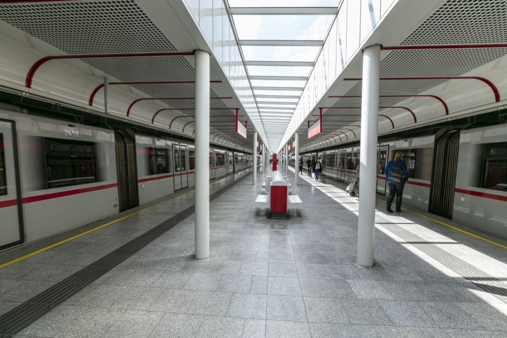 V-Zug in der U1-Station Rennbahnweg