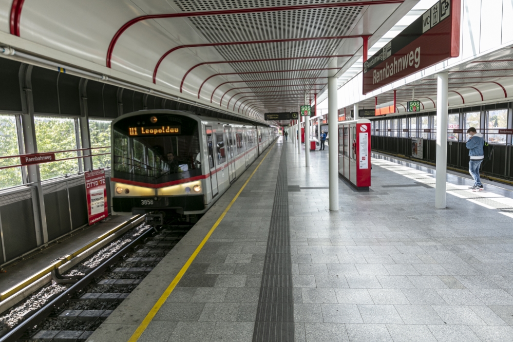 V-Zug in der U1-Station Rennbahnweg