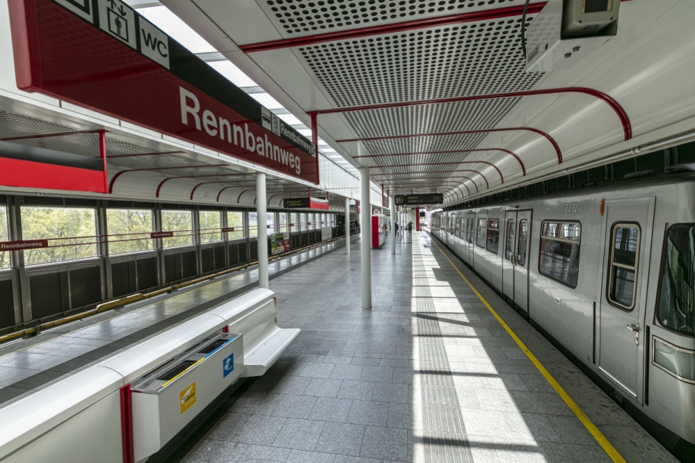 Silberpfeil in der U1-Station Rennbahnweg