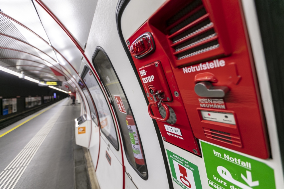 Notrufeinrichtung am Bahnsteig in der U1-Station Stephansplatz