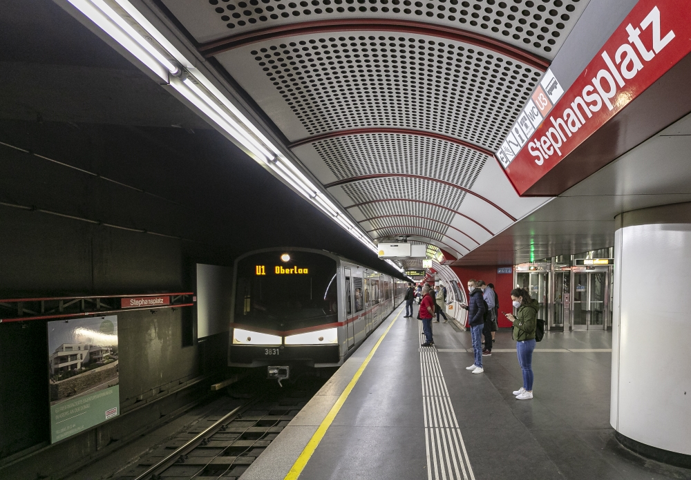 V-Zug in der U1-Station Stephansplatz