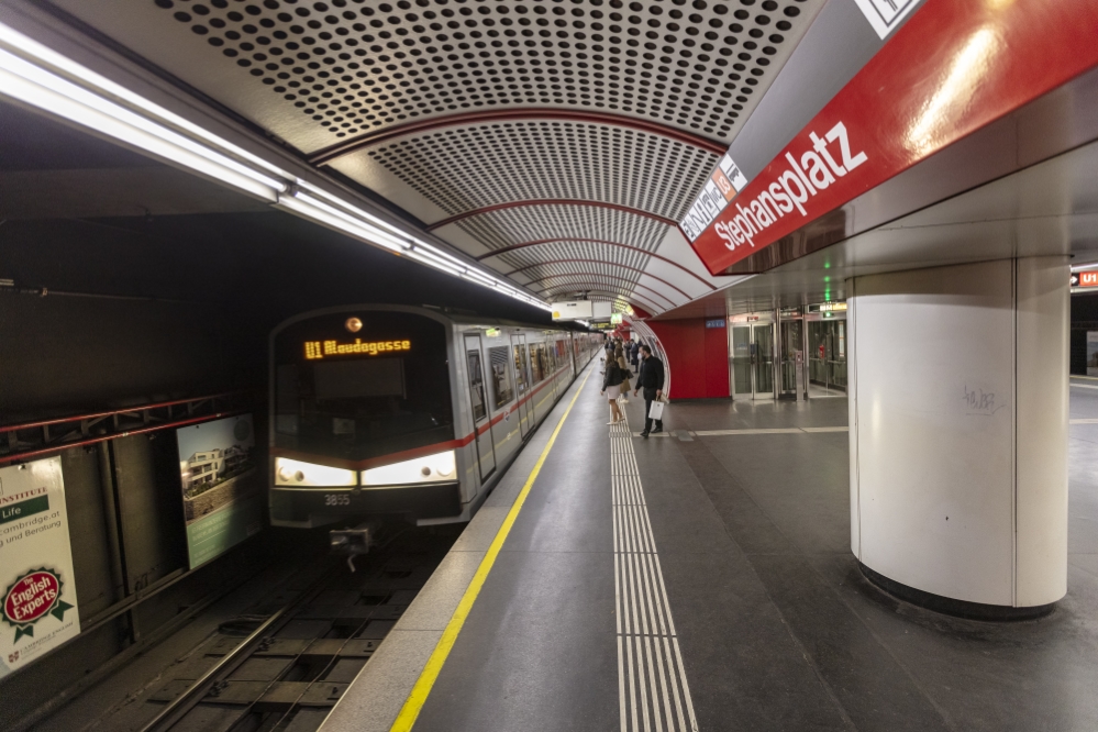 V-Zug in der U1-Station Stephansplatz