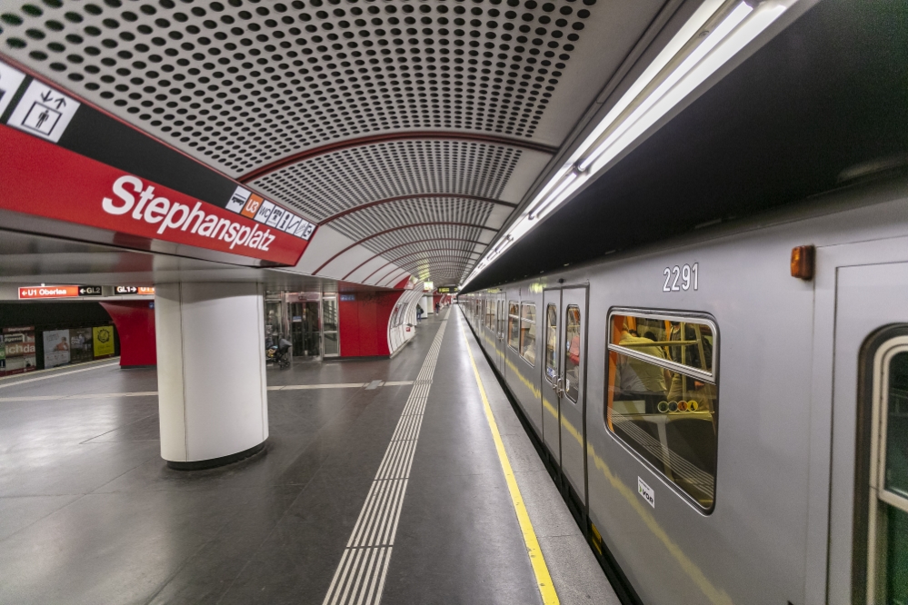 Silberpfeil in der U1-Station Stephansplatz