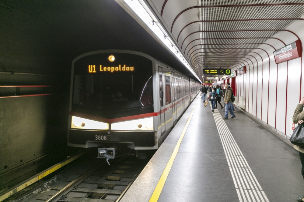 V-Zug in der U1-Station Schwedenplatz