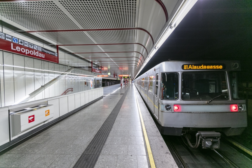 Silberpfeil in der U1-Station Leopoldau