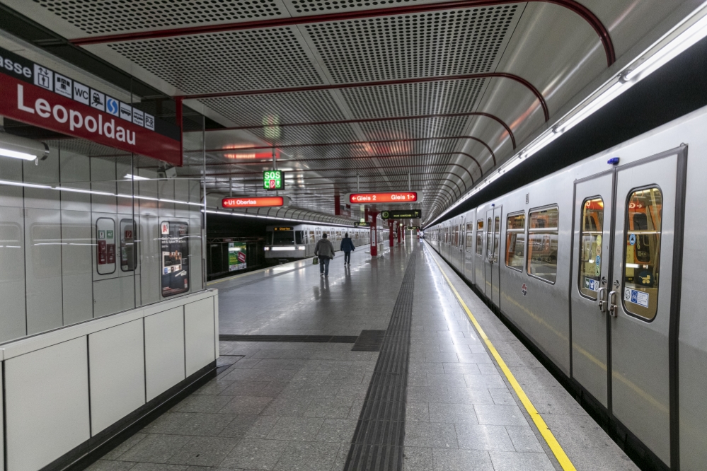 Silberpfeil in der U1-Station Leopoldau