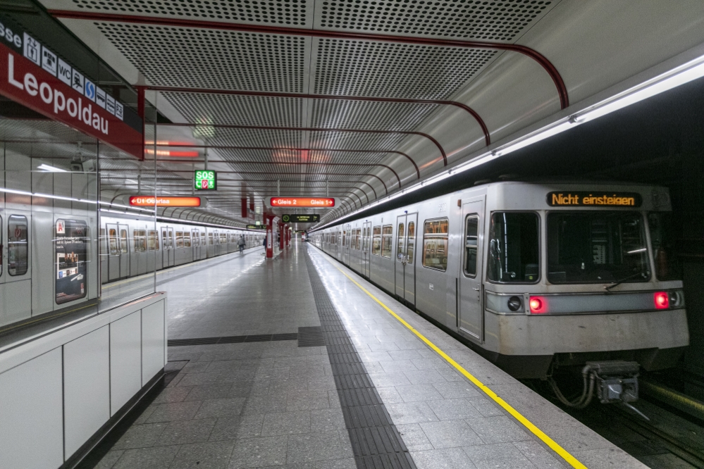 Silberpfeil in der U1-Station Leopoldau