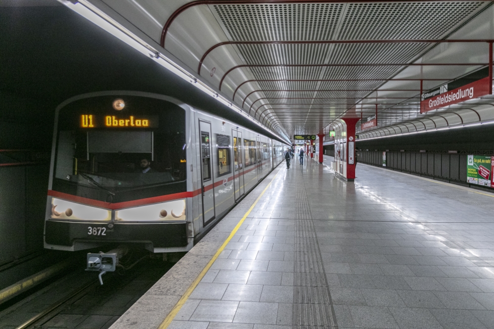 V-Zug in der Station Großfeldsiedlung