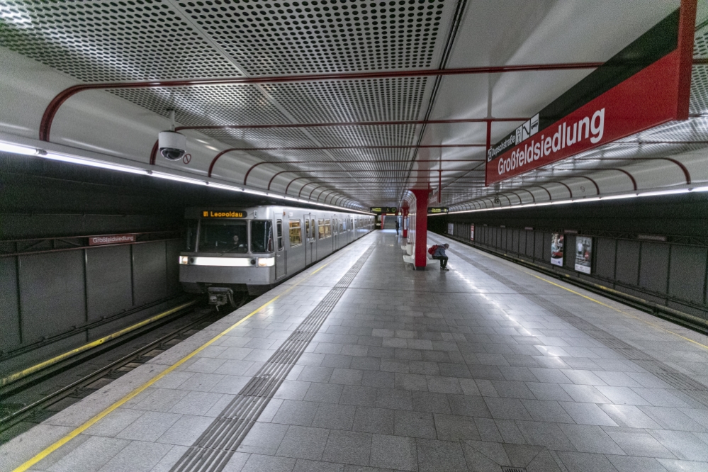 Silberpfeil in der Station Großfeldsiedlung