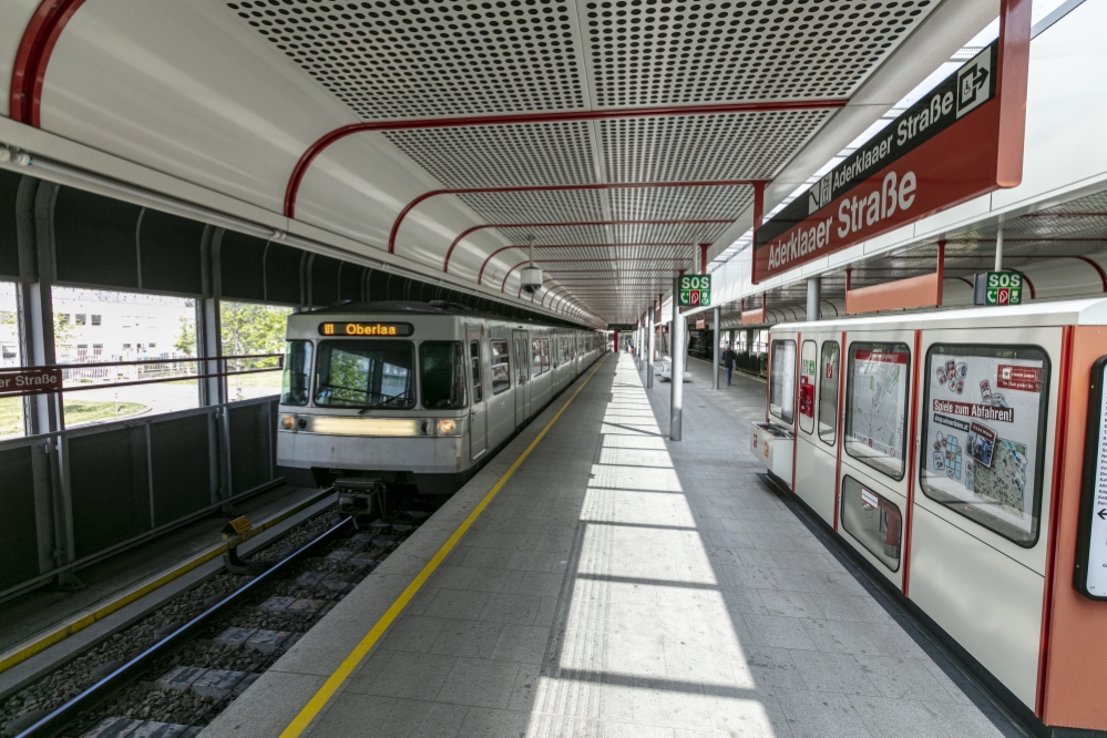 Silberpfeil in der U1-Station Aderklaaer Straße