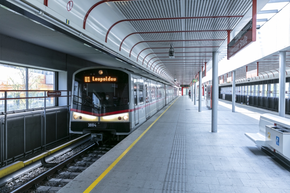 V-Zug in der U1-Station Aderklaaer Straße