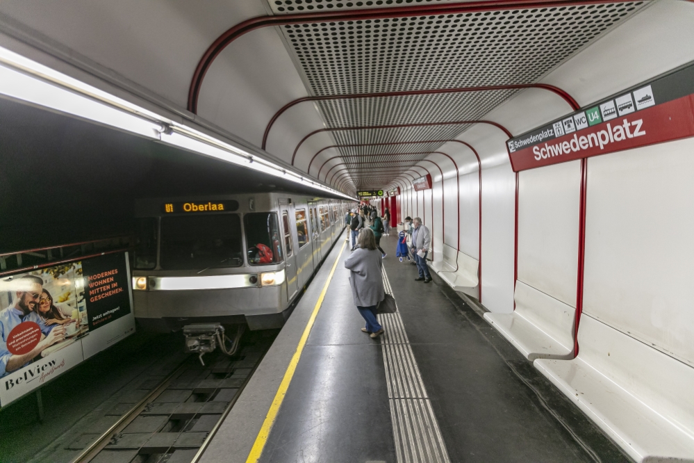 Silberpfeil in der U1-Station Schwedenplatz