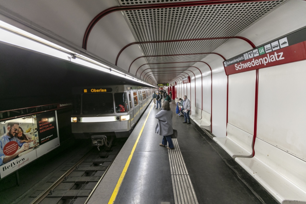 Silberpfeil in der U1-Station Schwedenplatz