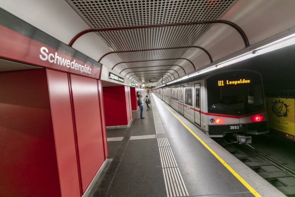 V-Zug in der U1-Station Schwedenplatz