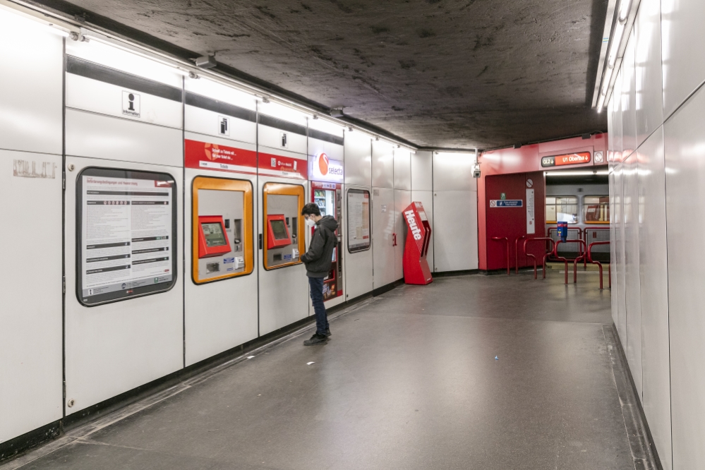 Fahrscheinautomaten in der U1-Station Vorgartenstraße