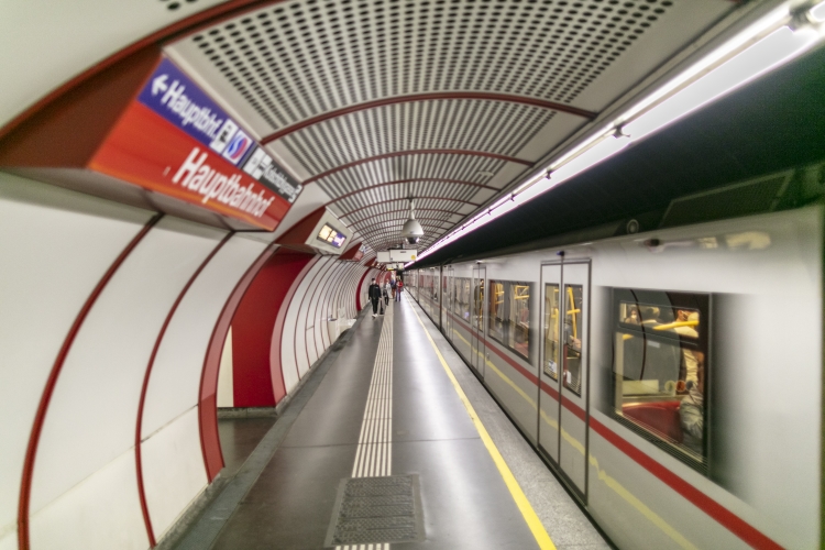 V-Zug in der U1-Station Hauptbahnhof