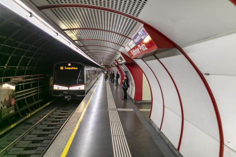 V-Zug in der U1-Station Südtiroler Platz