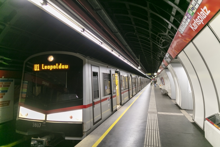 V-Zug in der U1-Station Karlsplatz