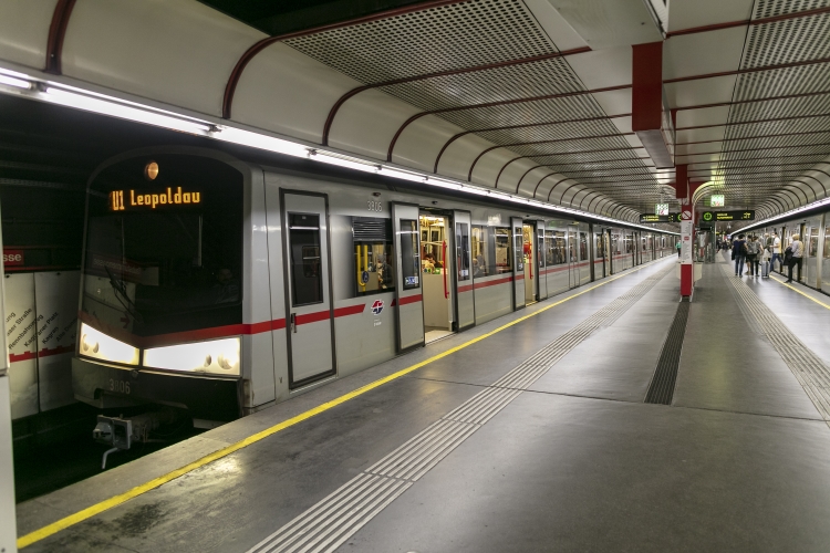 V-Zug in der U1-Station Taubstummengasse