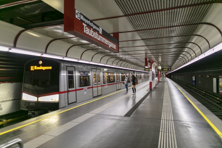 V-Zug in der U1-Station Taubstummengasse