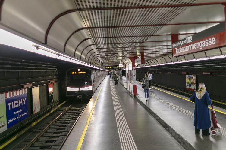 V-Zug in der U1-Station Taubstummengasse