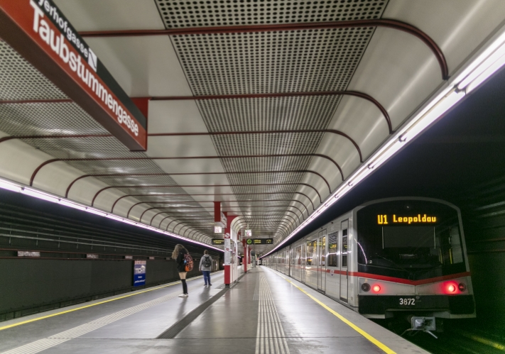 V-Zug in der U1-Station Taubstummengasse