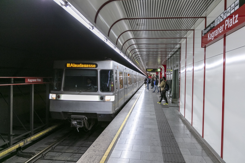 Silberpfeil in der U1-Station Kagraner Platz