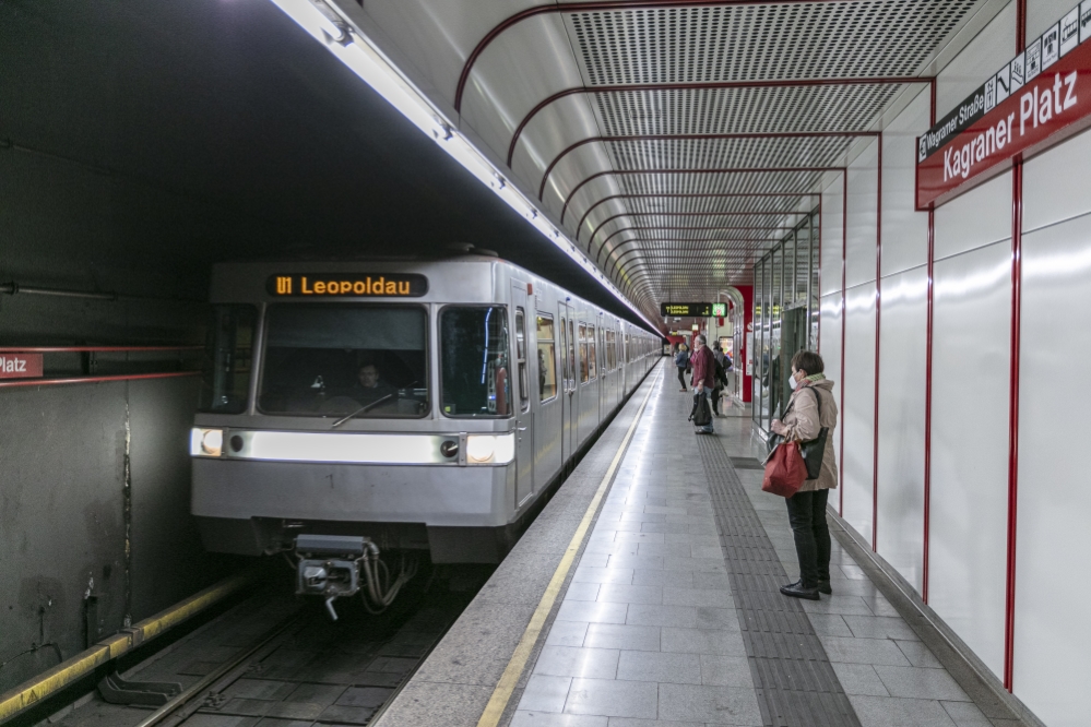 Silberpfeil in der U1-Station Kagraner Platz