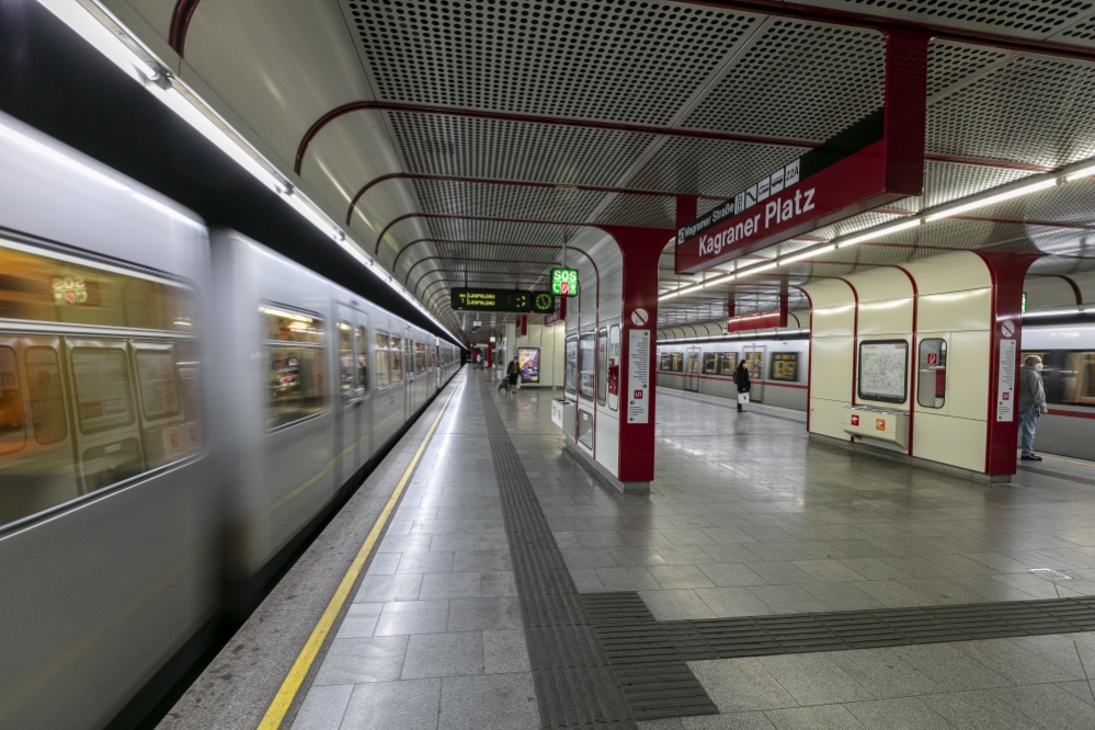 Silberpfeil in der U1-Station Kagraner Platz