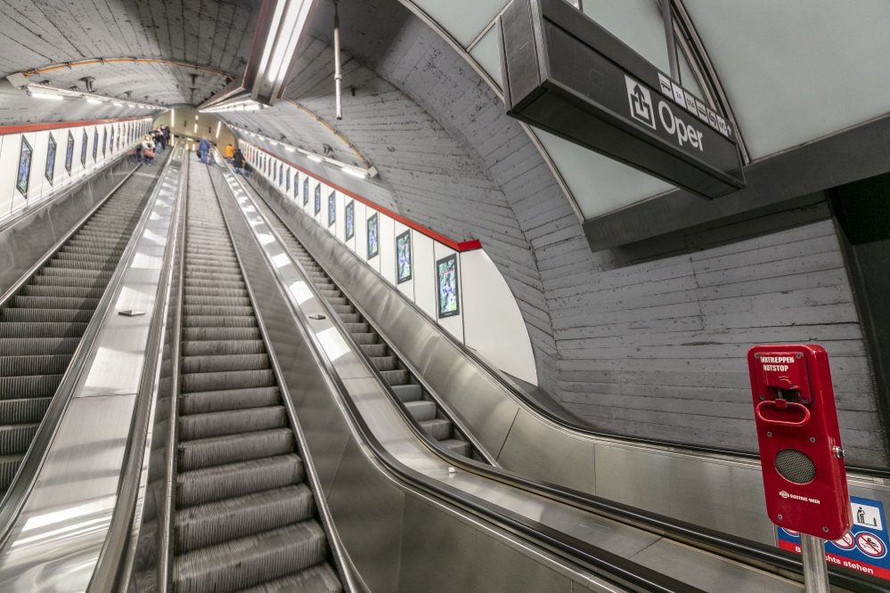 Rolltreppen in der U1-Station Karlsplatz