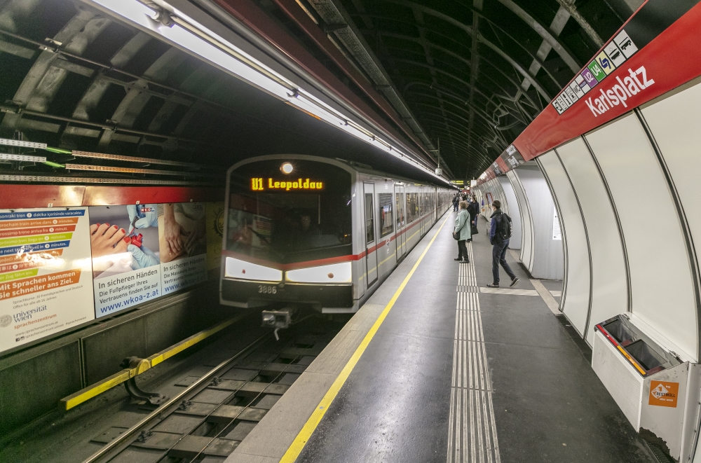 V-Zug in der U1-Station Karlsplatz