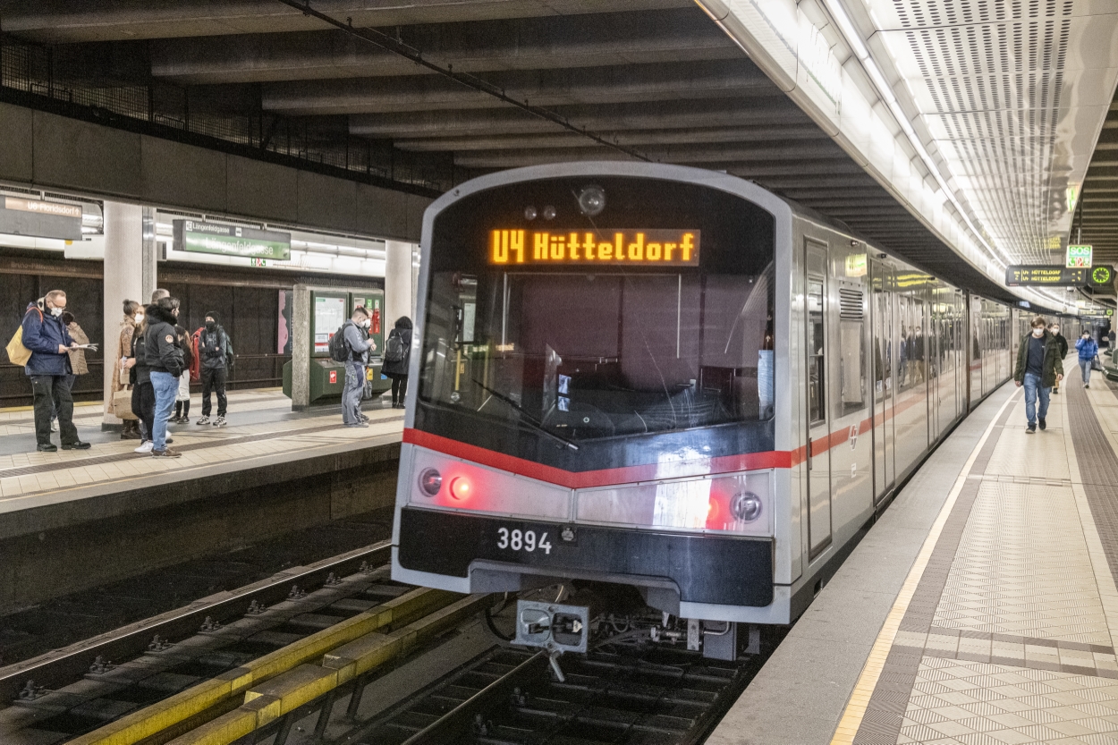 V-Wagen in der U4-Station Längenfeldgasse