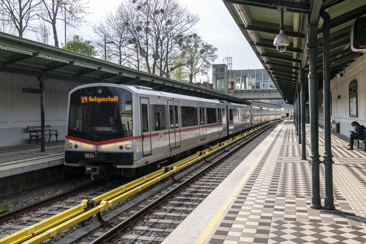 V-Wagen in der U4-Station Schönbrunn