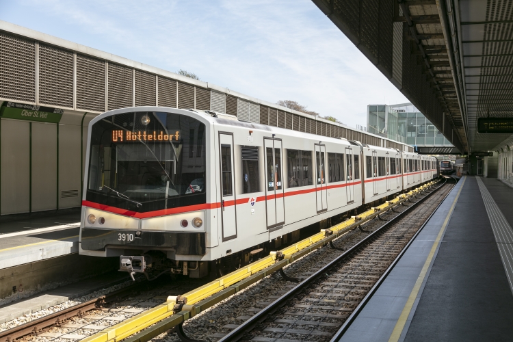 V-Wagen in der U4-Station Ober St. Veit