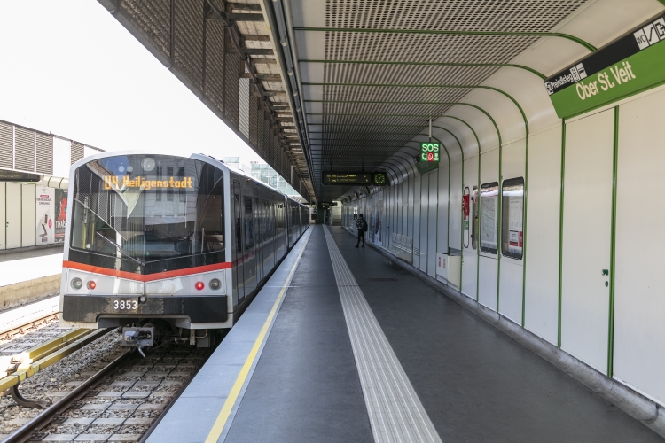 V-Wagen in der U4-Station Ober St. Veit