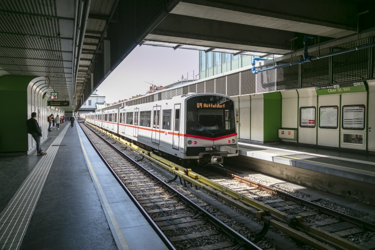 V-Wagen in der U4-Station Ober St. Veit