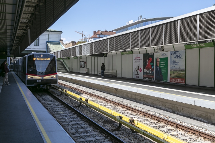 V-Wagen in der U4-Station Ober St. Veit