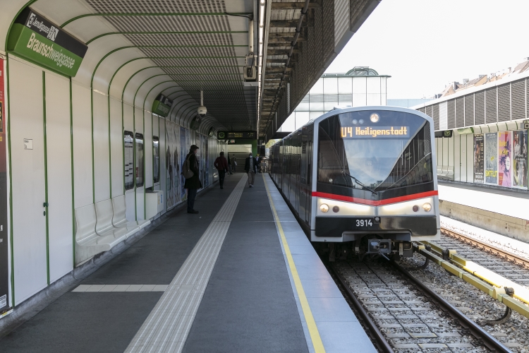 V-Wagen in der U4-Station Braunschweiggasse