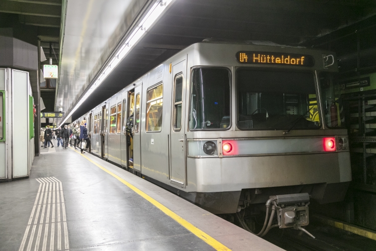 Silberfpeil in der U4-Station Karlsplatz