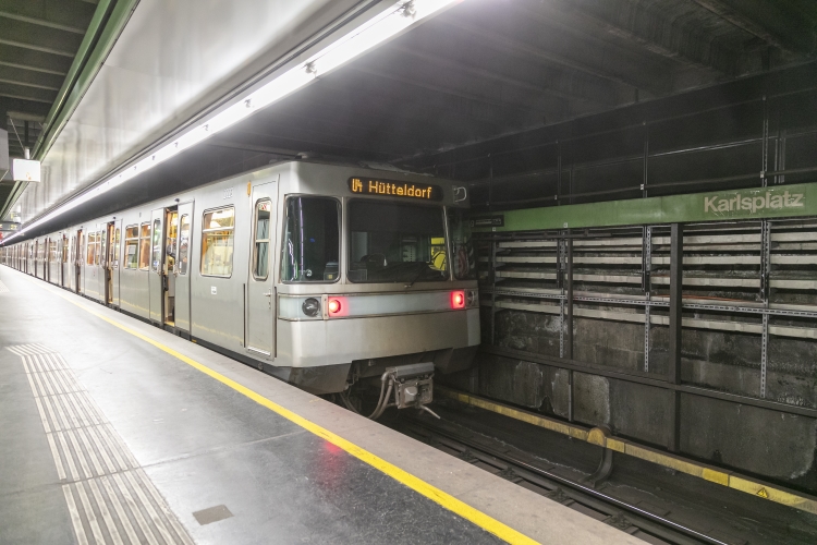 Silberpfeil in der U4-Station Karlsplatz