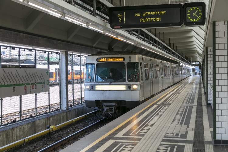 Silberfpeil in der U4-Station Hütteldorf