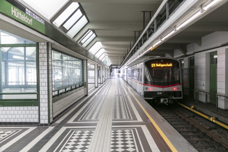 V-Wagen in der U4-Station Hütteldorf