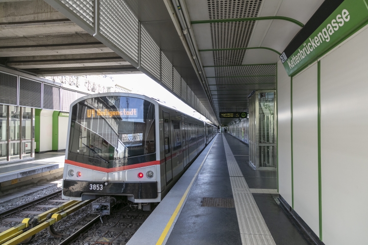 V-Wagen in der U4-Station Kettenbrückengasse