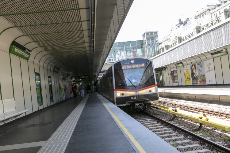 V-Wagen in der U4-Station Kettenbrückengasse