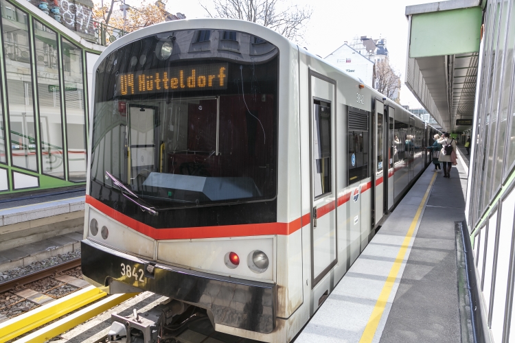 V-Wagem in der U4-Station Kettenbrückengasse